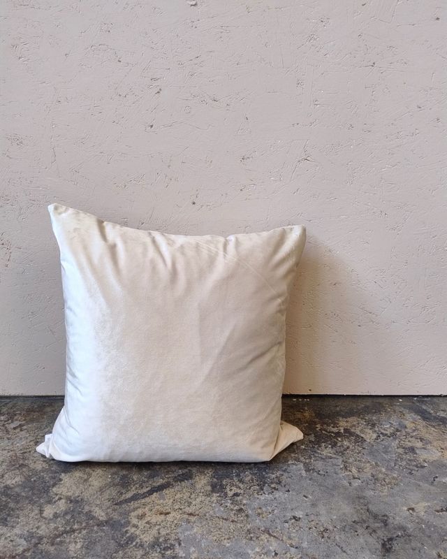 BLUES pute 50 x 50 – krem velur m/dun innmat
